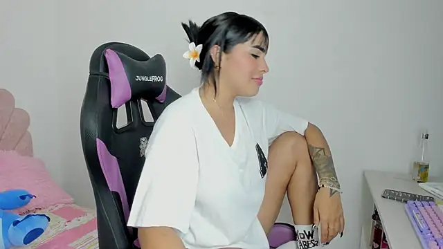 Snapshot of evelynrojas chatting on 11-28-25, 02:03 evelynrojas online show from 11-28-25, 02:03