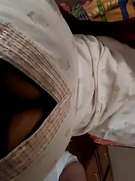 Snapshot of BellaxTrans chatting on 10-31-25, 09:10 BellaxTrans online show from 10-31-25, 09:10