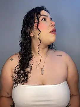 Snapshot of krisstenSantos chatting on 11-11-25, 12:05 krisstenSantos online show from 11-11-25, 12:05