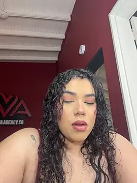 Snapshot of krisstenSantos chatting on 02-14-26, 01:52 krisstenSantos online show from 02-14-26, 01:52