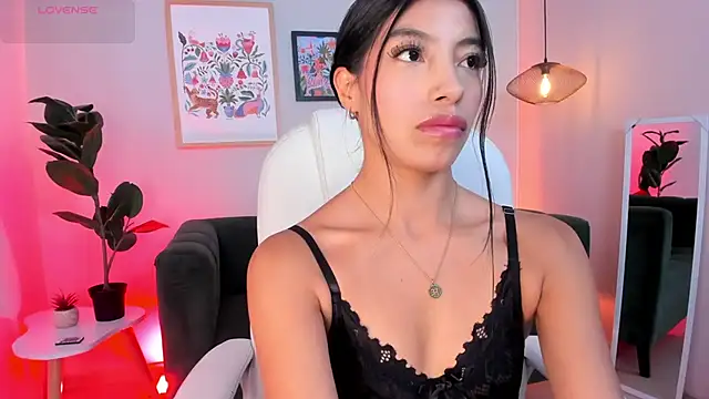 Snapshot of Tiffany_Low chatting on 06-19-26, 05:28 Tiffany Low online show from 06-19-26, 05:28