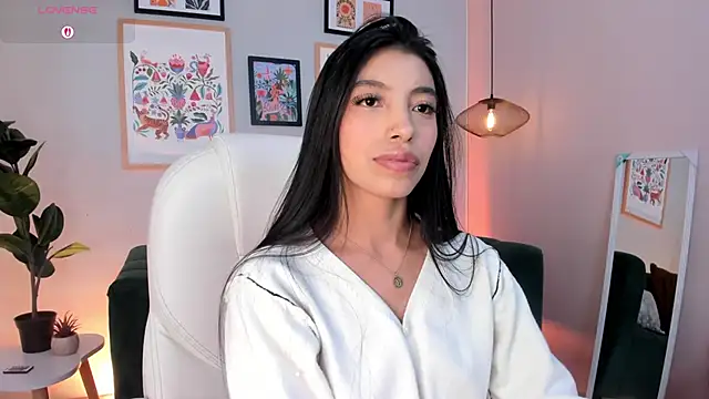Snapshot of Tiffany_Low chatting on 06-21-26, 04:53 Tiffany Low online show from 06-21-26, 04:53