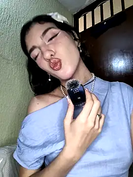 Emily-hottson online show from 10-17-25, 04:59