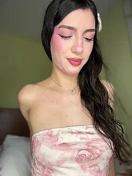 Snapshot of Emily-hottson chatting on 07-19-26, 11:19 Emily-hottson online show from 07-19-26, 11:19