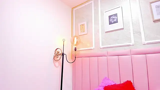 HoollyHendrix online show from 12-04-25, 08:28