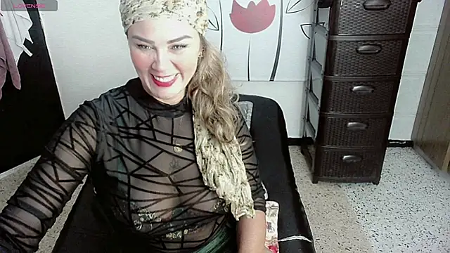 Snapshot of SaraAvalon chatting on 10-28-25, 03:25 SaraAvalon online show from 10-28-25, 03:25