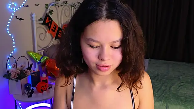 Snapshot of moco_choco chatting on 10-29-25, 08:27 moco choco online show from 10-29-25, 08:27