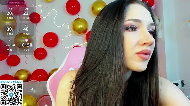 Snapshot of Helen_Spark chatting on 10-10-25, 01:59 Helen Spark online show from 10-10-25, 01:59