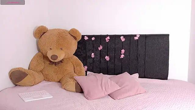 Snapshot of Natashaparker__ chatting on 10-06-25, 07:44 Natashaparker online show from 10-06-25, 07:44