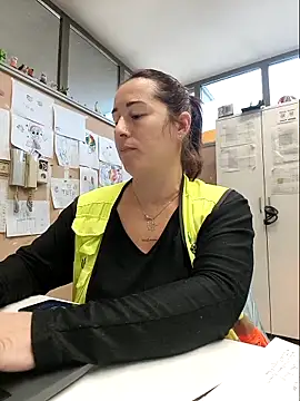 Snapshot of bichota85 chatting on 11-25-25, 11:43 bichota85 online show from 11-25-25, 11:43