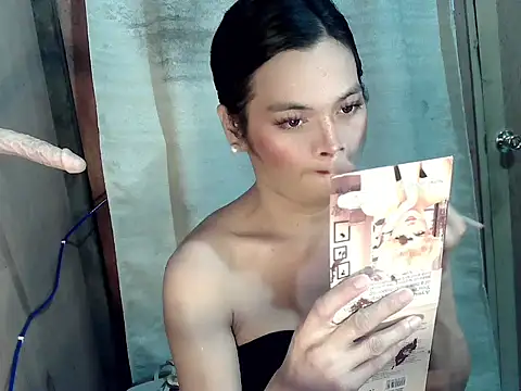 Snapshot of Nikah_loves_u chatting on 12-18-25, 11:27 Nikah loves u online show from 12-18-25, 11:27