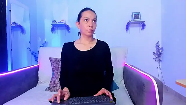 Snapshot of karlaaa__ chatting on 12-15-25, 03:05 karlaaa online show from 12-15-25, 03:05