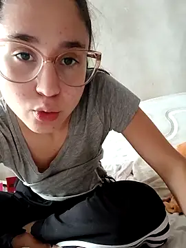 Snapshot of linameii chatting on 10-06-25, 04:37 linameii online show from 10-06-25, 04:37