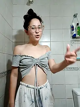 Snapshot of linameii chatting on 10-24-25, 04:09 linameii online show from 10-24-25, 04:09