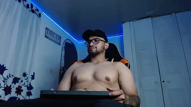 Snapshot of Chrys_harris77 chatting on 12-16-25, 01:32 Chrys harris77 online show from 12-16-25, 01:32