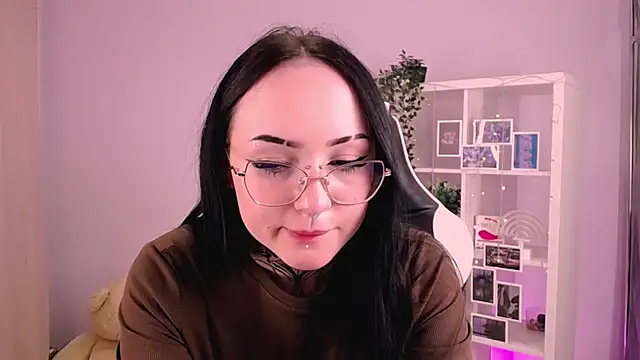 Snapshot of MollyKissy chatting on 10-17-25, 08:06 MollyKissy online show from 10-17-25, 08:06