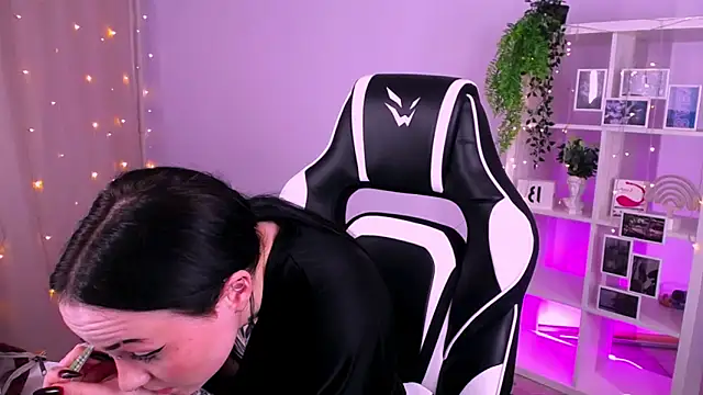 Snapshot of MollyKissy chatting on 10-26-25, 10:21 MollyKissy online show from 10-26-25, 10:21