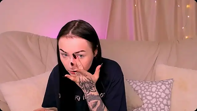 Snapshot of MollyKissy chatting on 11-16-25, 09:37 MollyKissy online show from 11-16-25, 09:37