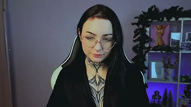 Snapshot of MollyKissy chatting on 12-14-25, 08:09 MollyKissy online show from 12-14-25, 08:09