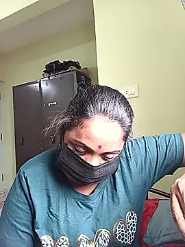 Snapshot of queendivya chatting on 10-08-25, 04:43 queendivya online show from 10-08-25, 04:43