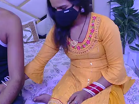 Snapshot of Lovelyy-couple chatting on 10-15-25, 04:56 Lovelyy-couple online show from 10-15-25, 04:56