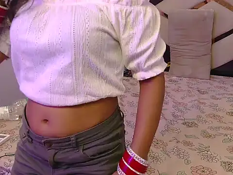 Snapshot of Lovelyy-couple chatting on 10-19-25, 07:09 Lovelyy-couple online show from 10-19-25, 07:09