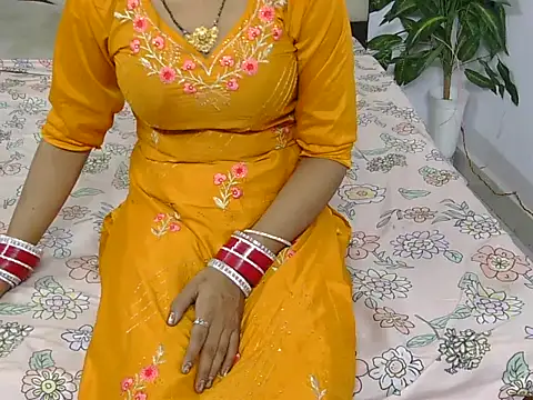 Snapshot of Lovelyy-couple chatting on 10-22-25, 03:51 Lovelyy-couple online show from 10-22-25, 03:51