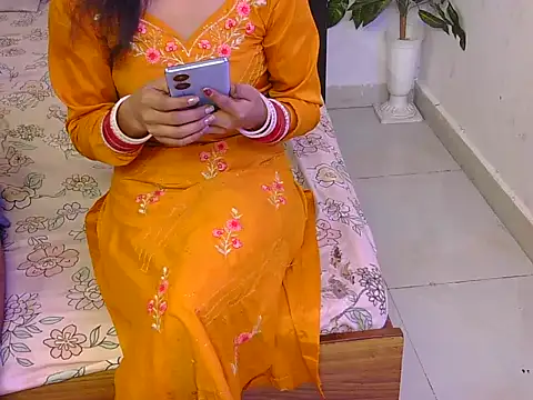 Snapshot of Lovelyy-couple chatting on 11-19-25, 12:27 Lovelyy-couple online show from 11-19-25, 12:27