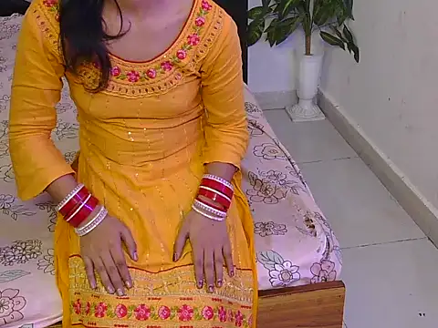 Snapshot of Lovelyy-couple chatting on 11-21-25, 09:41 Lovelyy-couple online show from 11-21-25, 09:41