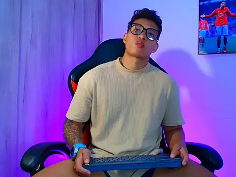 Snapshot of evan_greey chatting on 10-10-25, 03:05 evan greey online show from 10-10-25, 03:05