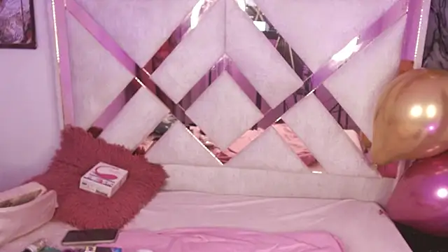 Snapshot of ladymooncs chatting on 01-14-26, 04:18 ladymooncs online show from 01-14-26, 04:18