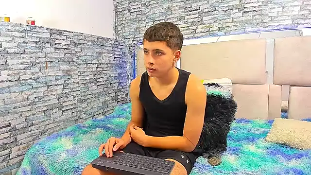 Snapshot of Julian_wolf18 chatting on 10-16-25, 03:35 Julian wolf18 online show from 10-16-25, 03:35