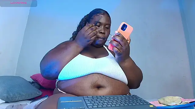 Snapshot of CarolinaGomez_ chatting on 01-16-26, 08:02 CarolinaGomez online show from 01-16-26, 08:02