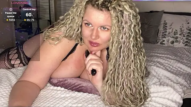 Snapshot of Nivika chatting on 09-21-25, 11:17 Nivika online show from 09-21-25, 11:17