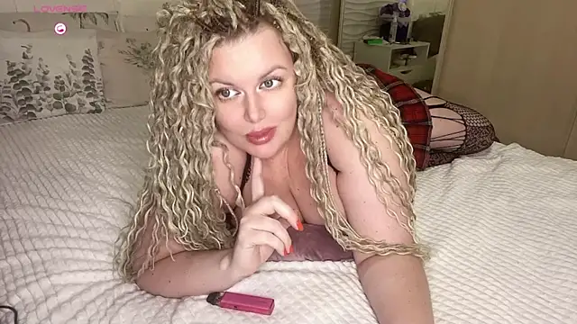 Snapshot of Nivika chatting on 11-04-25, 10:09 Nivika online show from 11-04-25, 10:09