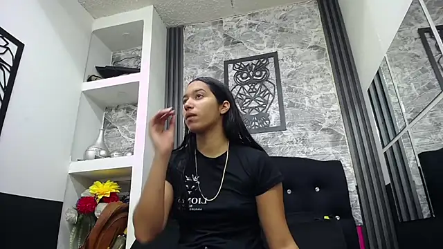 Snapshot of Lil_Rose2006 chatting on 10-01-25, 01:17 Lil Rose2006 online show from 10-01-25, 01:17