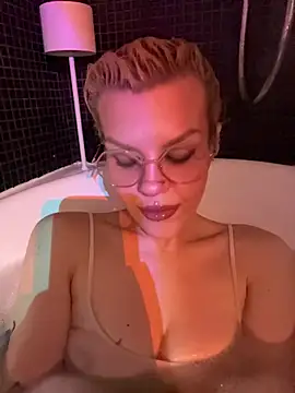 Snapshot of tacodeluxxxe chatting on 11-05-25, 04:18 tacodeluxxxe online show from 11-05-25, 04:18