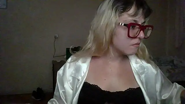Snapshot of BlondieTami chatting on 03-19-26, 12:47 BlondieTami online show from 03-19-26, 12:47