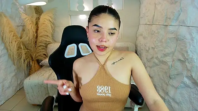 Snapshot of ambarina_r chatting on 10-21-25, 03:07 ambarina r online show from 10-21-25, 03:07