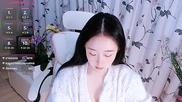 Snapshot of Niannian- chatting on 12-05-25, 06:04 Niannian- online show from 12-05-25, 06:04