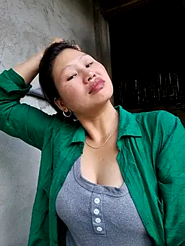 Snapshot of diamond-- chatting on 10-15-25, 12:22 diamond-- online show from 10-15-25, 12:22