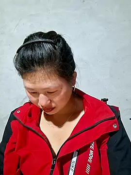 Snapshot of diamond-- chatting on 10-25-25, 01:18 diamond-- online show from 10-25-25, 01:18