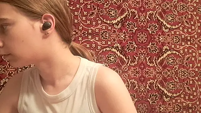 Snapshot of ivetabloom chatting on 09-28-25, 04:12 ivetabloom online show from 09-28-25, 04:12