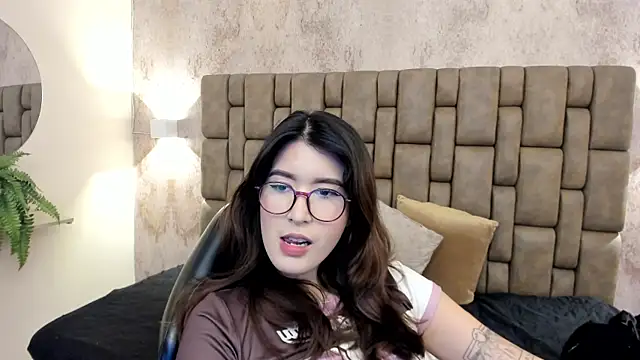 Snapshot of emiilyy_cute chatting on 10-02-25, 12:12 emiilyy cute online show from 10-02-25, 12:12