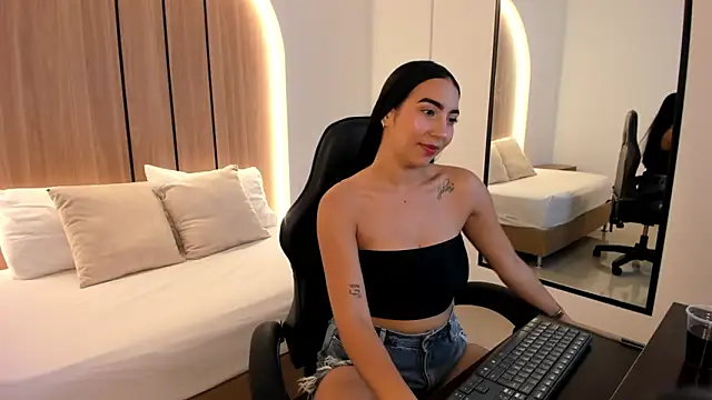 Snapshot of olivia_willoow chatting on 12-14-25, 03:23 olivia willoow online show from 12-14-25, 03:23