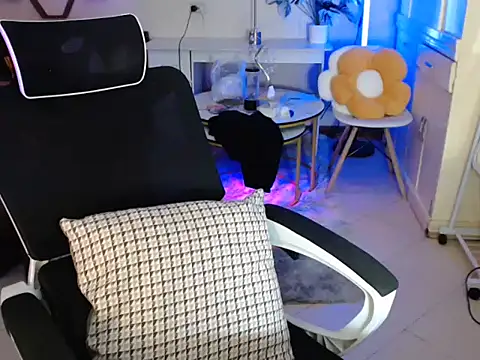 Snapshot of niel_cumshow chatting on 12-19-25, 08:16 niel cumshow online show from 12-19-25, 08:16