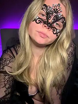 Snapshot of Cherrycolada chatting on 11-03-25, 10:10 Cherrycolada online show from 11-03-25, 10:10