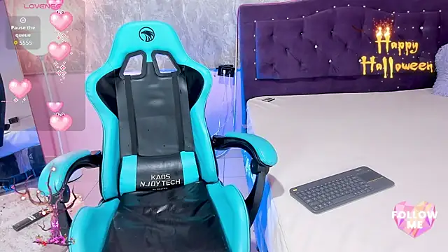 Lauren smiles online show from 10-18-25, 04:37