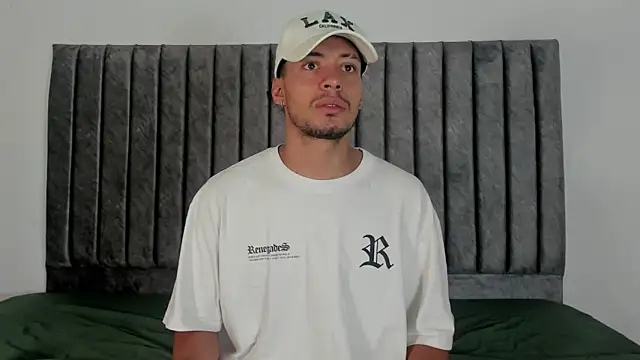 Snapshot of aroncooper1 chatting on 10-07-25, 11:40 aroncooper1 online show from 10-07-25, 11:40