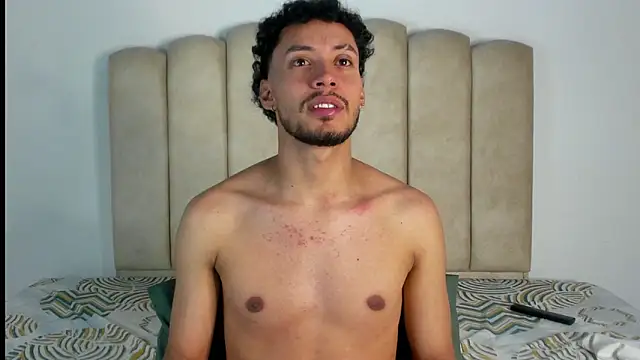 Snapshot of aroncooper1 chatting on 10-17-25, 06:16 aroncooper1 online show from 10-17-25, 06:16